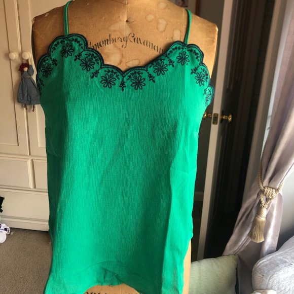 Tops - Scalloped edge green tank top